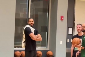 跟腱撕裂的塔图姆，天天跟着队友一起训练，手很痒啊！